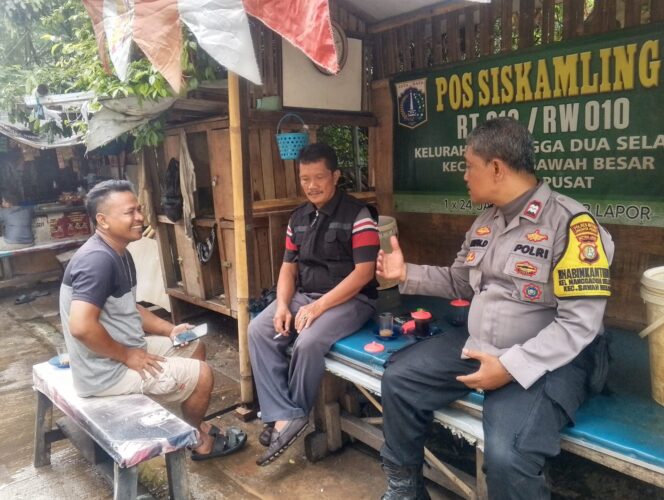 
					Sambang Siang Bhabinkamtibmas Di Pos Siskamling Mangga Dua Selatan” Bersama Tokoh Warga
