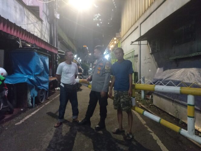 
					Bhabinkamtibmas Kebon Kacang Sambangi Pos Satkamling RW 06, Imbau Warga Tingkatkan Kewaspadaan