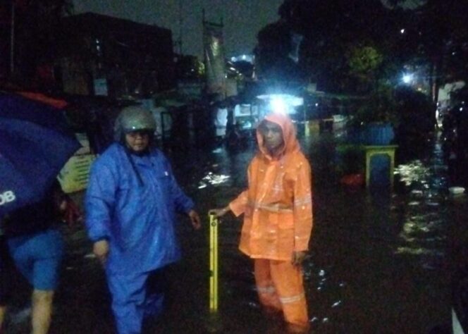 
					Bhabinkamtibmas Petamburan Pantau Genangan Air di RT 09 dan RT 10 RW 03