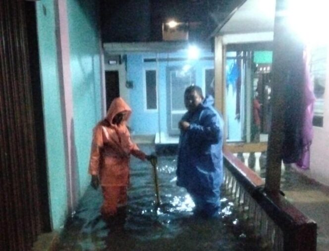 
					Bhabinkamtibmas Petamburan Bersama PPSU Monitoring Genangan Air di RW 02