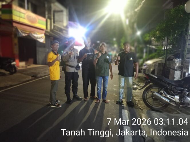 
					Perkuat Keamanan Lingkungan, Bhabinkamtibmas Sambangi Tokoh Masyarakat yang Aktif Siskamling di Tanah Tinggi