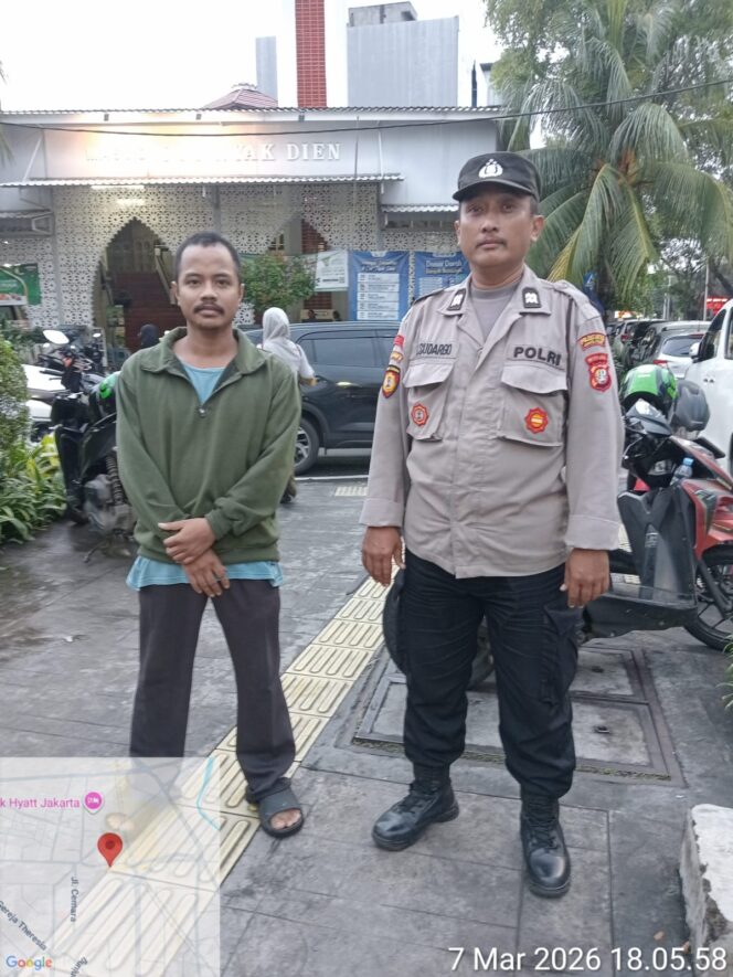 
					Personel Polsek Metro Menteng Kawal Keramaian Pasar Takjil di Masjid Cut Nyak Dien