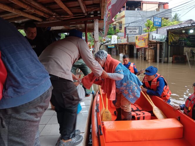 
					Polairud Polda Metro Jaya Evakuasi Warga Terdampak Banjir di Pondok Karya Jaksel