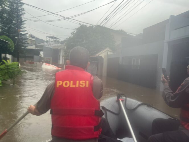 
					Respons Cepat Banjir Pondok Karya, Ditsamapta Polda Metro Jaya Turun Evakuasi Warga