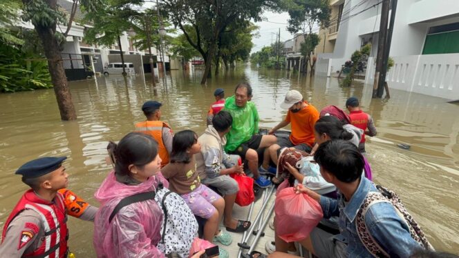 
					Tim SAR Brimob Metro Jaya Bantu Evakuasi Warga Terdampak Banjir di Tangerang
