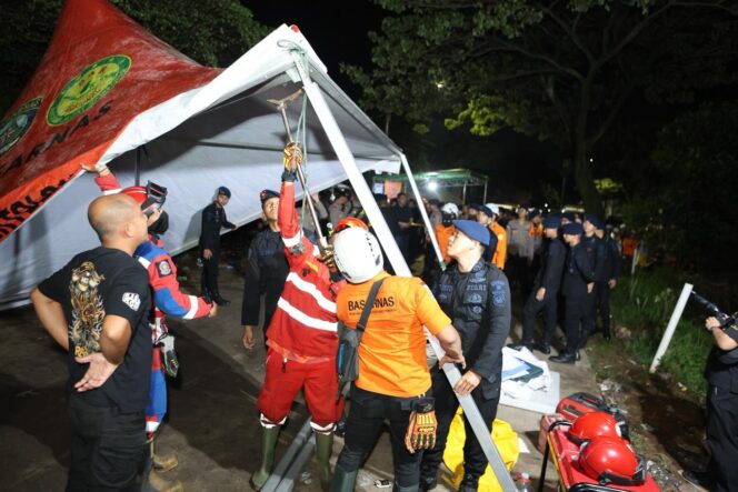 
					Gunung Sampah di TPST Bantargebang Longsor, 4 Orang Tewas dan Sejumlah Truk Tertimbun