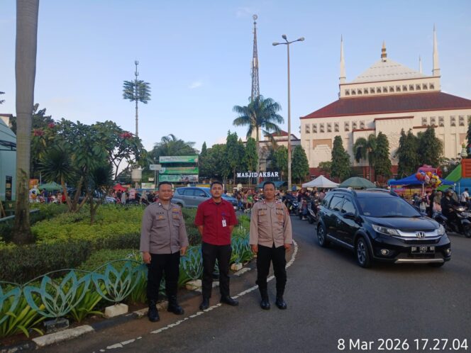 
					Di Tengah Ramainya Ngabuburit, Polri Hadir Menjaga Keamanan Warga di Masjid Akbar Kemayoran