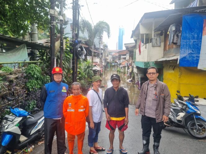 
					Bhabinkamtibmas dan Tiga Pilar Monitoring Genangan Air di RW 07 Karet Tengsin pada Pagi Hari