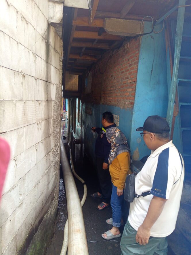 
					Bhabinkamtibmas Petamburan Bersama Tiga Pilar Monitoring Genangan Air di Permukiman Warga pada Siang Hari