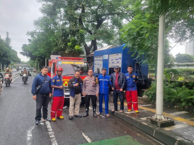 
					Bhabinkamtibmas dan Tiga Pilar Monitoring Genangan Air di RW 09 Karet Tengsin Pagi Hari