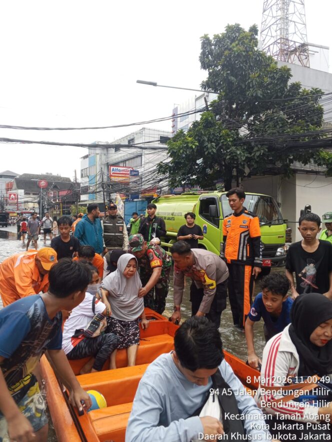 
					Bhabinkamtibmas dan Babinsa Benhil Monitoring Genangan Air dan Bantu Warga ke Rumah Sakit