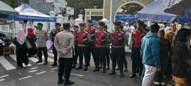 
					Personel Gabungan Amankan Pasar Takjil Ramadhan di Masjid Agung Sunda Kelapa