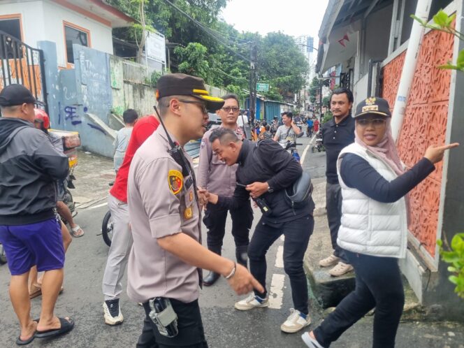 
					Kapolsek Metro Tanah Abang Monitoring Genangan Air di Lingkungan RW 06 Karet Tengsin