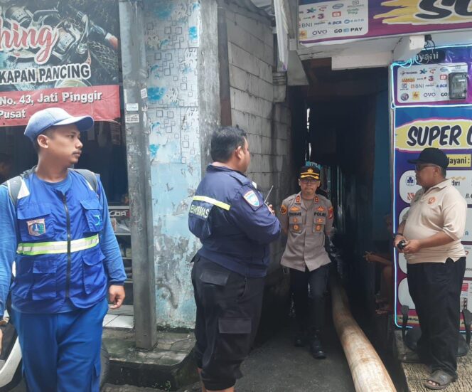 
					Kapolsek Metro Tanah Abang Monitoring Genangan Air di Wilayah Kelurahan Petamburan
