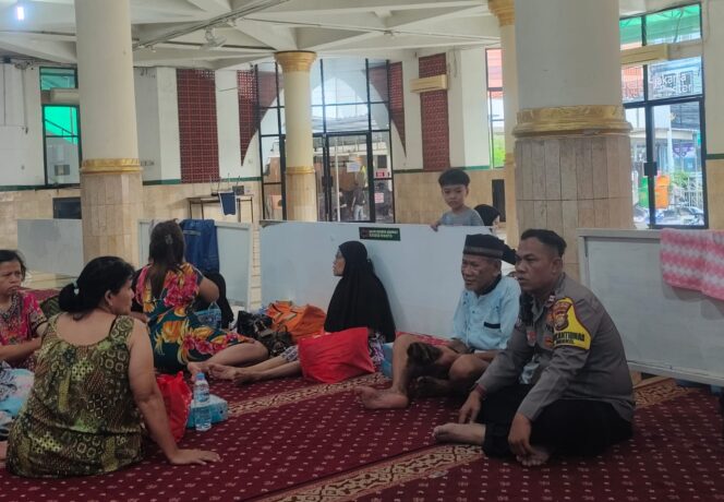 
					Bhabinkamtibmas Benhil Monitoring Penyaluran Bantuan Dinas Sosial kepada Warga Mengungsi Terdampak Genangan Air di Masjid Al-Fallah