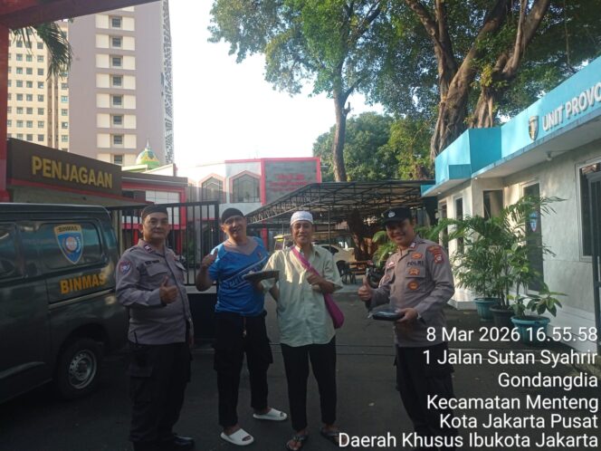 
					Polsek Metro Menteng Berbagi Berkah Ramadan, 50 Paket Nasi Siap Saji Dibagikan Untuk Warga