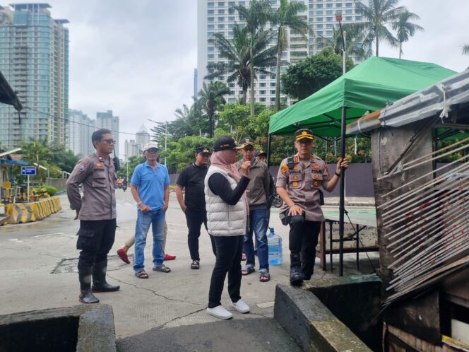 
					Kapolsek Metro Tanah Abang Monitoring Genangan Air di Permukiman Warga RW 09 Karet Tengsin