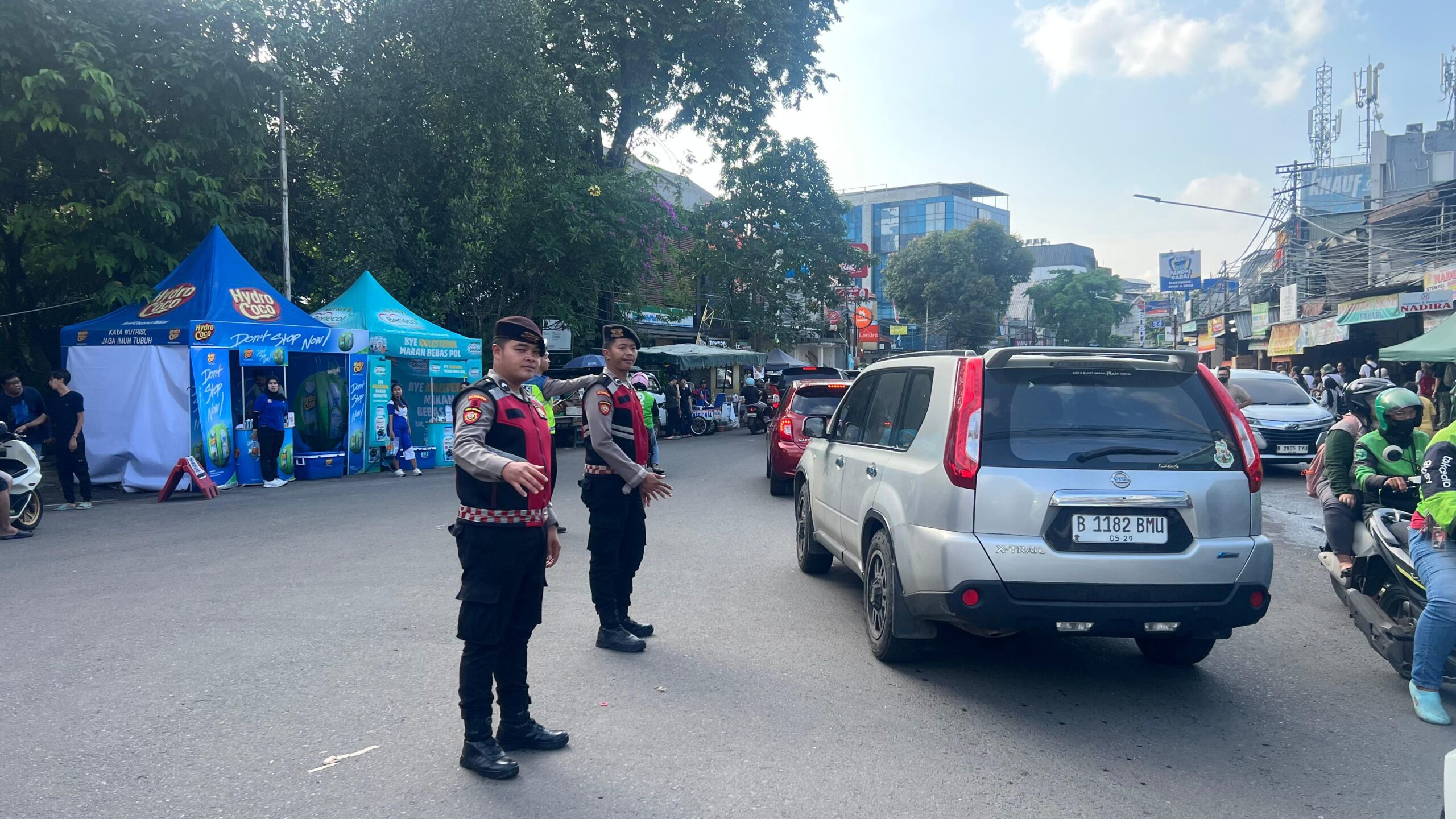 Polisi Laksanakan Pengaturan Lalu Lintas di Bazar Takjil Ramadan Pasar Benhil Hari ke-18