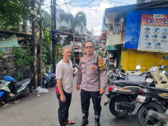 
					Bhabinkamtibmas Monitoring Genangan Air di RW 07 dan RW 09 Karet Tengsin
