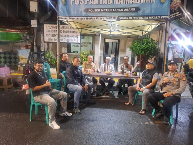 
					Personel Polsek Metro Tanah Abang Laksanakan Pelayanan Masyarakat Pos Pantau Ramadhan di RW 09 Kebon Kacang Malam Ke-19