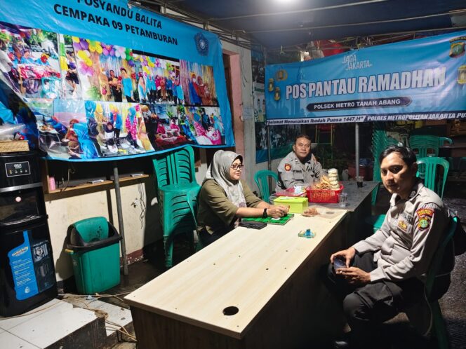 
					Jaga Kamtibmas Ramadhan Malam ke-19, Personel Polsek Metro Tanah Abang Siaga di Pos Pantau RW 09 Petamburan