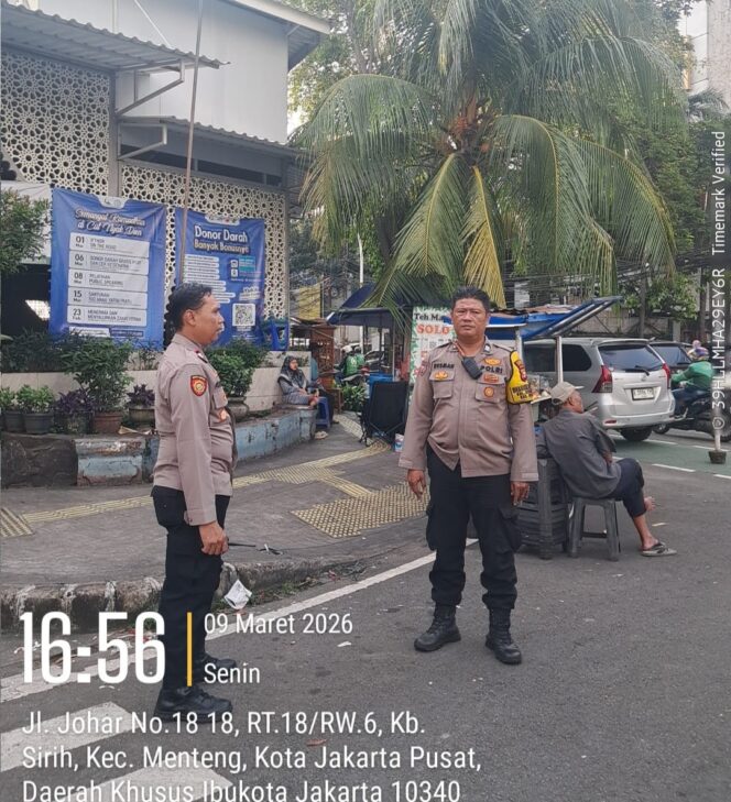 
					Pasar Takjil Ramadhan di Masjid Cut Nyak Dien Ramai, Polsek Metro Menteng Turun Langsung Jaga Keamanan