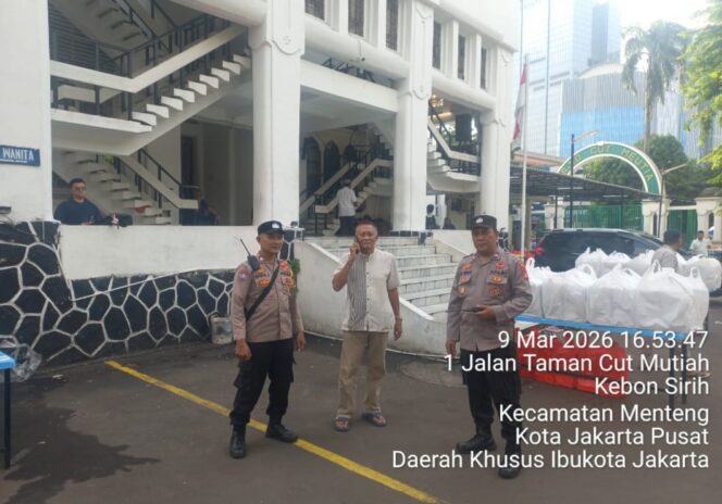 
					Personel Polsek Metro Menteng Jaga Kondusivitas Pasar Takjil Ramadhan di Masjid Cut Meutia
