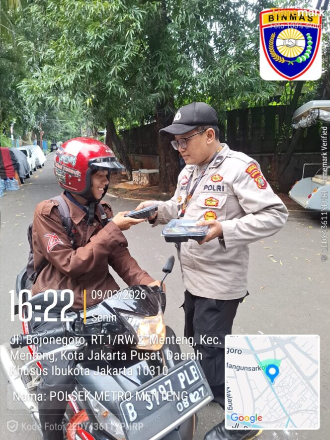 
					Polsek Metro Menteng Tebar Berkah Ramadan, Nasi Siap Saji Dibagikan di Jalan Anyer Menteng
