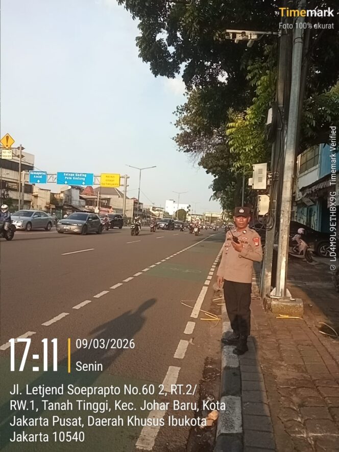 
					Pengaturan Lalu Lintas Sore, Polisi Pastikan Arus Kendaraan Lancar di Titik Rawan