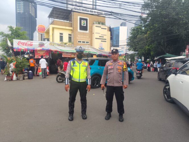 
					Personel Gabungan Laksanakan Pengamanan dan Pengaturan Lalu Lintas Bazar Takjil Ramadhan ke-19 di Pasar Benhil