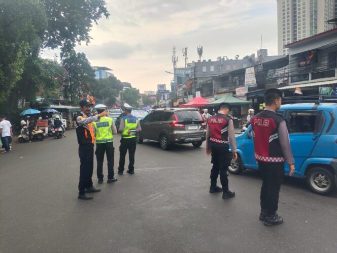 
					Pastikan Aman dan Lancar, Personel Gabungan Amankan Bazar Takjil di Bendungan Hilir Ramadhan ke-20