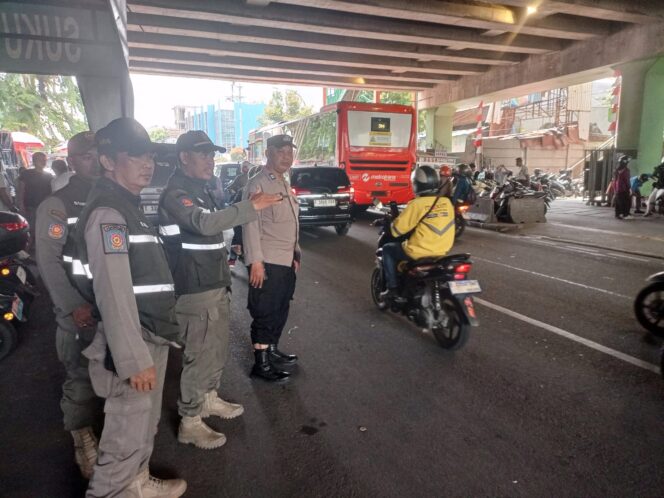 
					Hari Ke-20 Penataan PKL dan Parkir Liar di Tanah Abang, Aparat Gabungan Laksanakan Penyisiran Kawasan Pasar