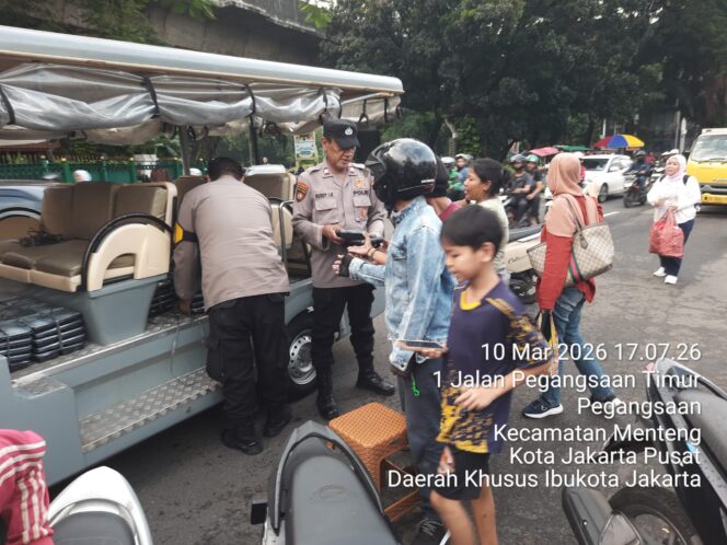 
					Polsek Metro Menteng Bagikan 70 Paket Nasi Berbuka di Pasar Kembang