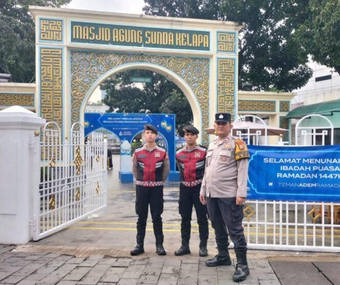 
					Polisi Siaga di Pasar Ramadhan Masjid Agung Sunda Kelapa, Warga Berburu Takjil Terasa Aman