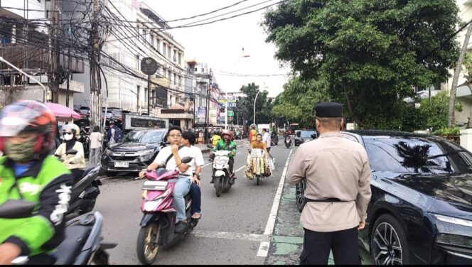
					Pasar Takjil Ramadhan di Masjid Cut Nyak Dien Dijaga Ketat Polsek Metro Menteng