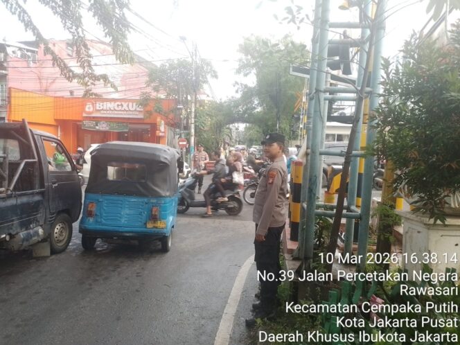
					Petugas Gatur di Perlintasan KA Johar Baru, Arus Lalu Lintas sore Padat Tetap Terkendali