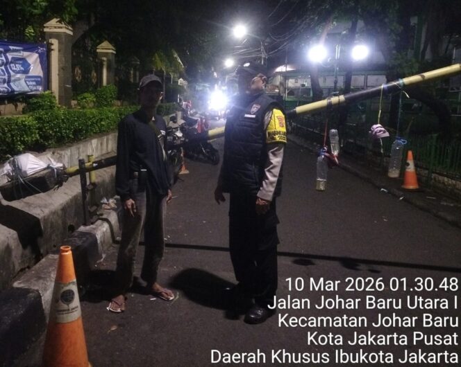 
					Sinergi Malam Hari, Bhabinkamtibmas Sambangi Poskamling RW 03 Johar Baru Perkuat Siskamling Warga