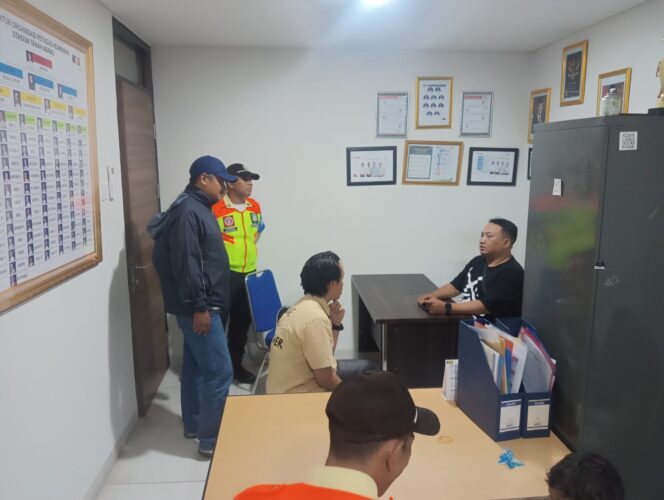 
					Polsek Metro Tanah Abang Quick Respon Laporan 110 Dugaan Pemukulan di Stasiun Baru Tanah Abang