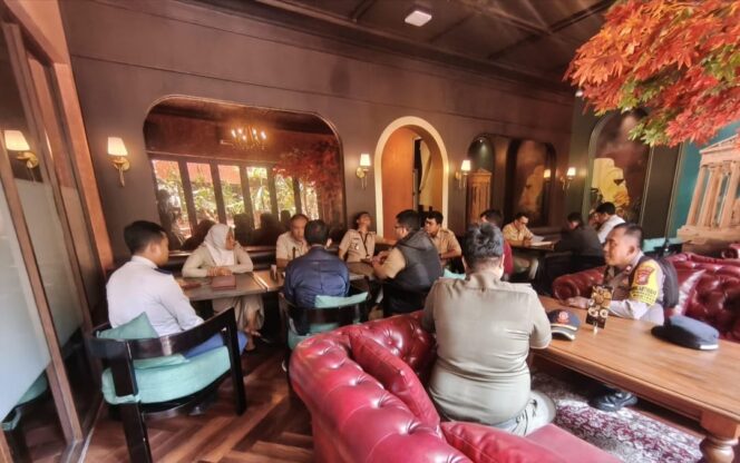 
					Pengecekan Perizinan Kafe di Gondangdia, Aparatur Pemda DKI Turun Langsung Didampingi Bhabinkamtibmas