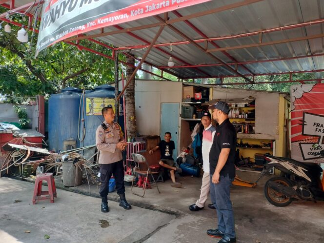 
					Jaga Jakarta di Bulan Suci, Bhabinkamtibmas Kebon Kosong Bangun Kebersamaan dan Kepedulian Warga