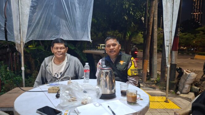 
					Menjaga Malam Ramadhan Tetap Aman, Bhabinkamtibmas Gunung Sahari Selatan Perkuat Siskamling Bersama Warga