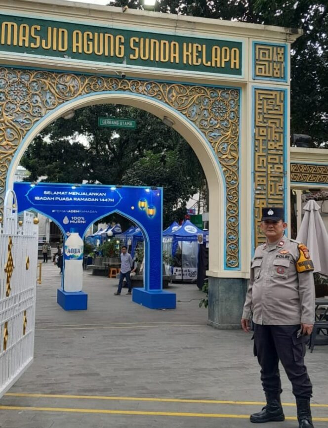
					Polsek Metro Menteng Jaga Ketertiban Pasar Takjil di Masjid Agung Sunda Kelapa