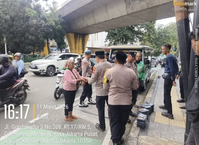 
					Jelang Magrib, Polsek Metro Menteng Turun ke Jalan Bagikan Nasi Berbuka Puasa