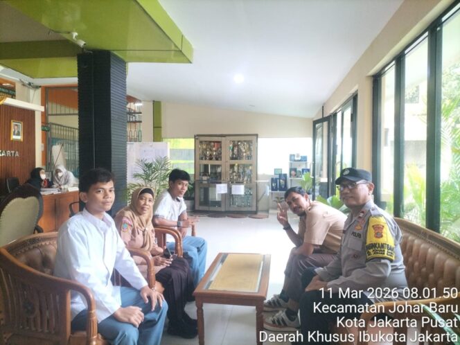 
					Sambangi SMK N 31 Jakarta, Bhabinkamtibmas Imbau Pelajar Hindari Tawuran dan Jaga Kamtibmas