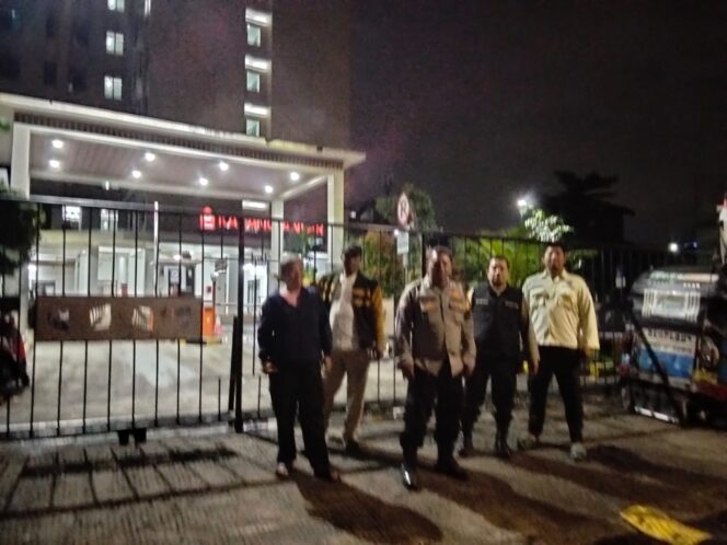 
					Bhabinkamtibmas dan Warga Lakukan Patroli Cegah Tawuran Jelang Sahur di Karang Anyar