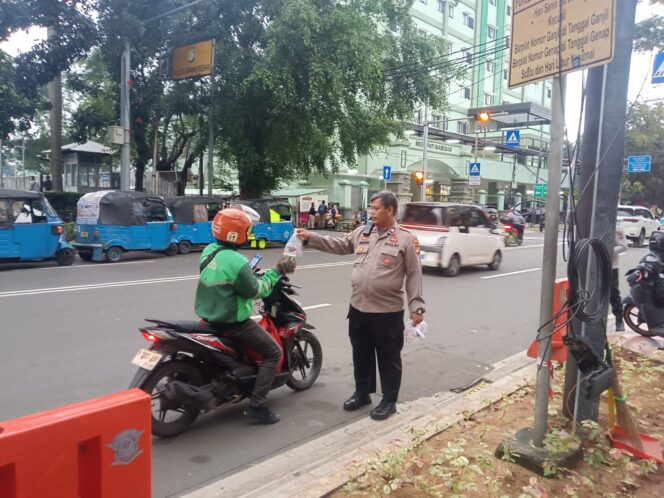 
					Panit Samapta Polsek Sawah Besar Pimpin Bagikan Takjil Gratis untuk Masyarakat