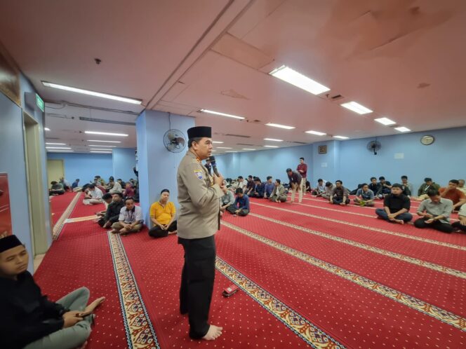 
					Bhabinkamtibmas Karet Tengsin Bersama Kasubdit Binpolmas Polda Metro Jaya Gelar Kultum di Masjid Wisma Nugra Santana