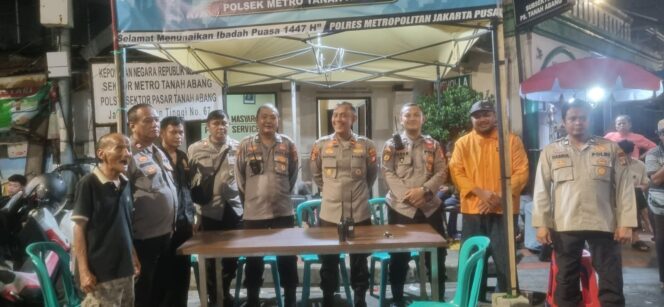 
					Polsek Metro Tanah Abang Siaga Pos Pantau Ramadhan Malam Ke-22 di Depan Polsubsektor Pasar Tanah Abang Antisipasi Tawuran dan SOTR