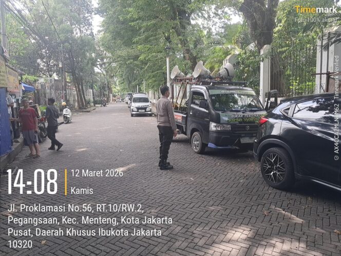 
					Kapolsubsektor Pegangsaan Siaga Amankan Titik Kumpul Massa Aksi HMI di Tugu Proklamasi
