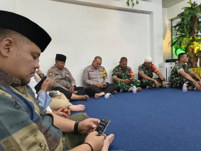 
					Polisi dan Warga Menteng Berbagi Berkah Ramadan, Santuni Anak Yatim di Gedung The City Tower